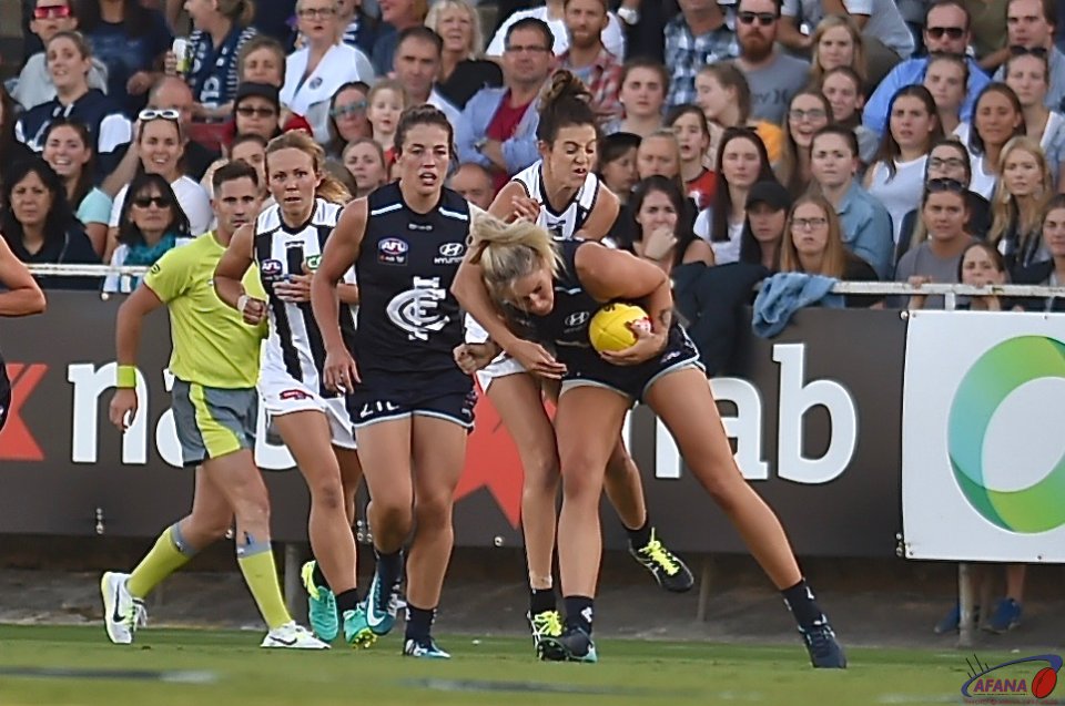 Tayla Harris marks under pressure from Stephanie Chiocci