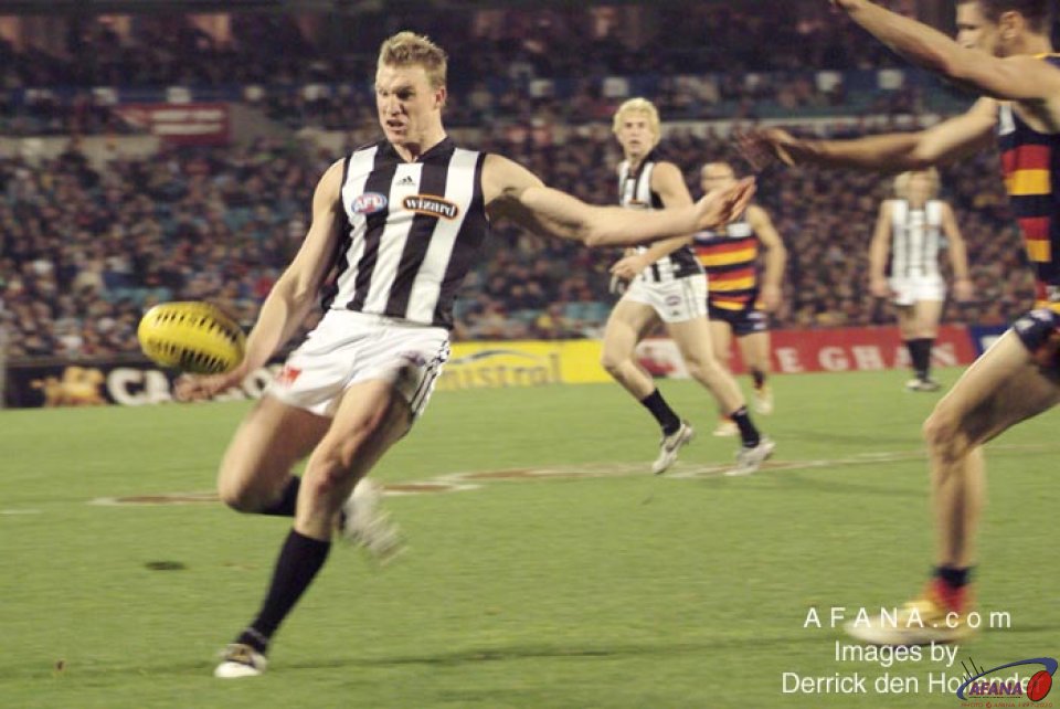 [b]Nathan Buckley has a shot on goal deep in the pocket at AAMI Stadium[/b]