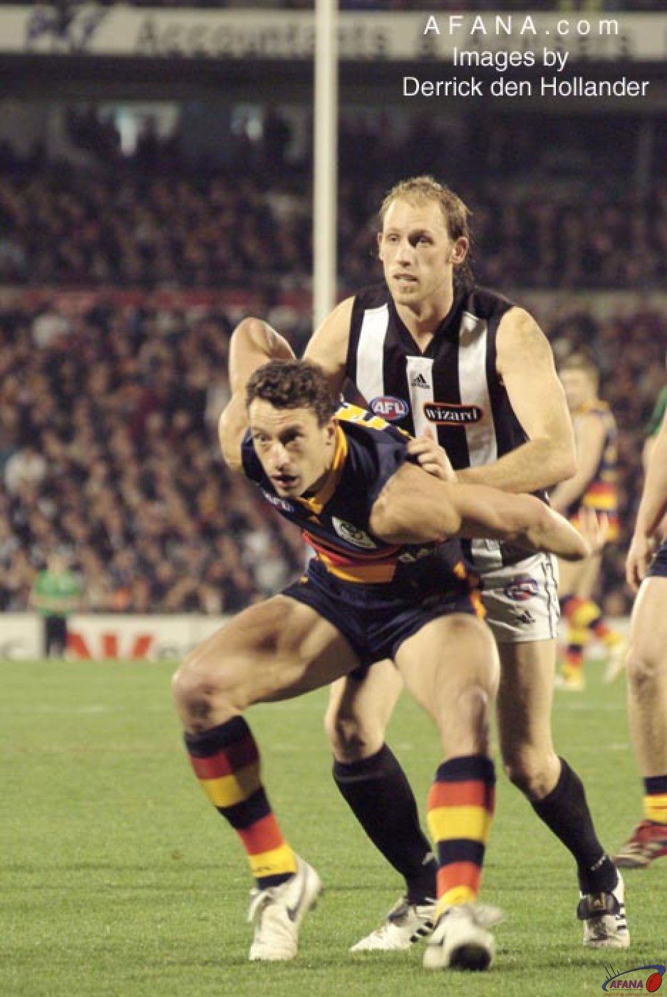 [b]Crows ruckman Matthew Clarke does battle in ruck against the Magpies Josh Fraser[/b]
