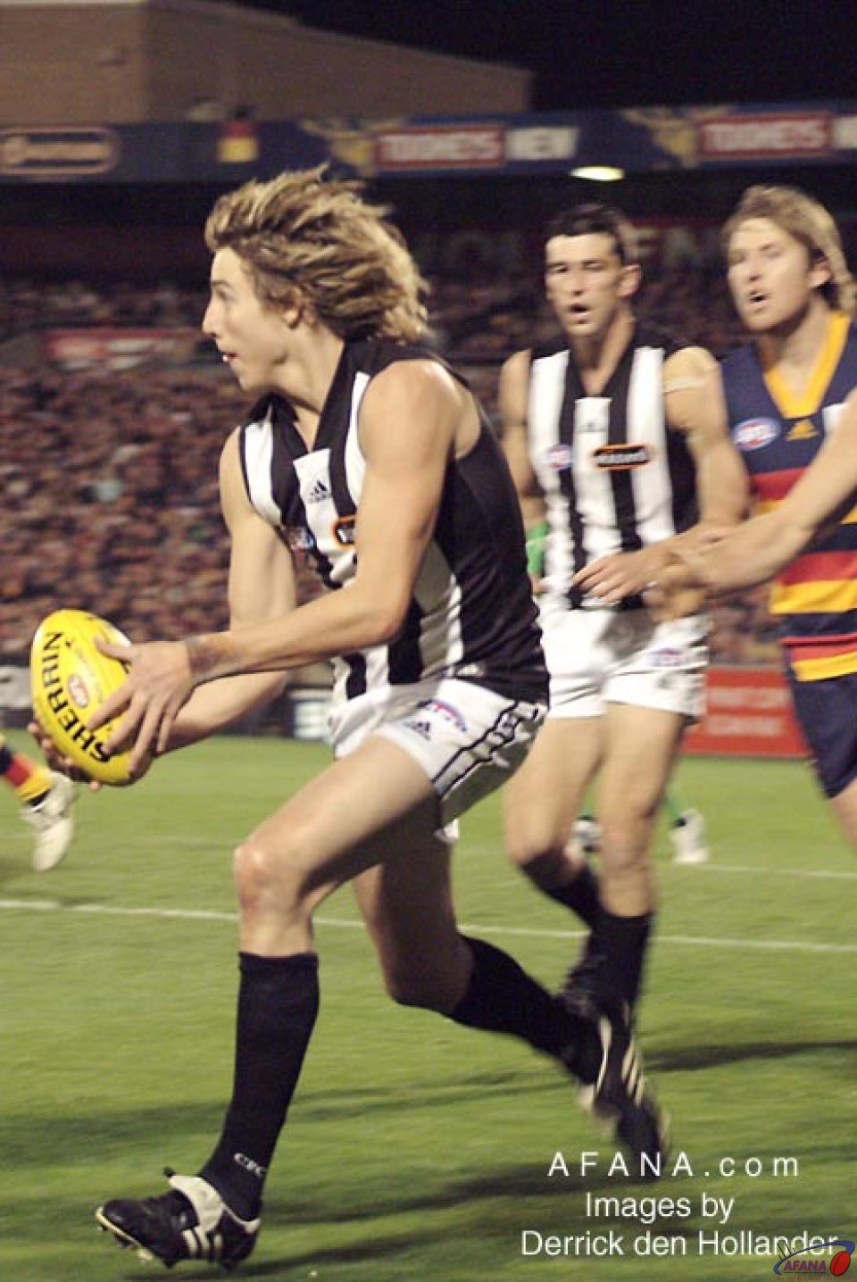 [b]Dale Thomas attempts to clear the ball forward from the Magpies defence[/b]