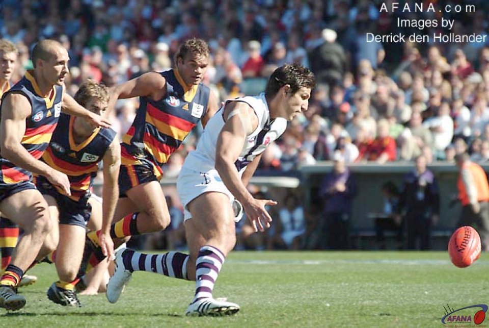 [b]Matthew Pavlich leads the race for the football in the Fremantle forward zone[/b]