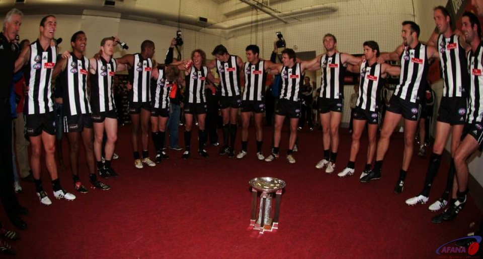 [b]Collingwood players celebrate victory and the ANZAC cup at the MCG[/b]