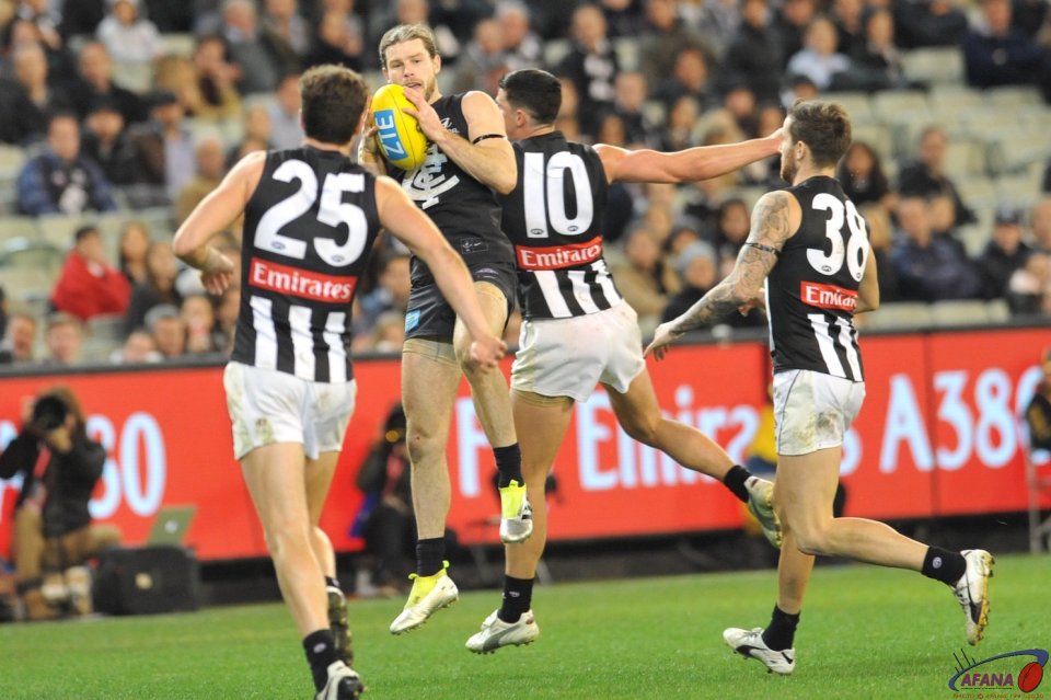 Bryce Gibbs marks as Pendlebury challenges
