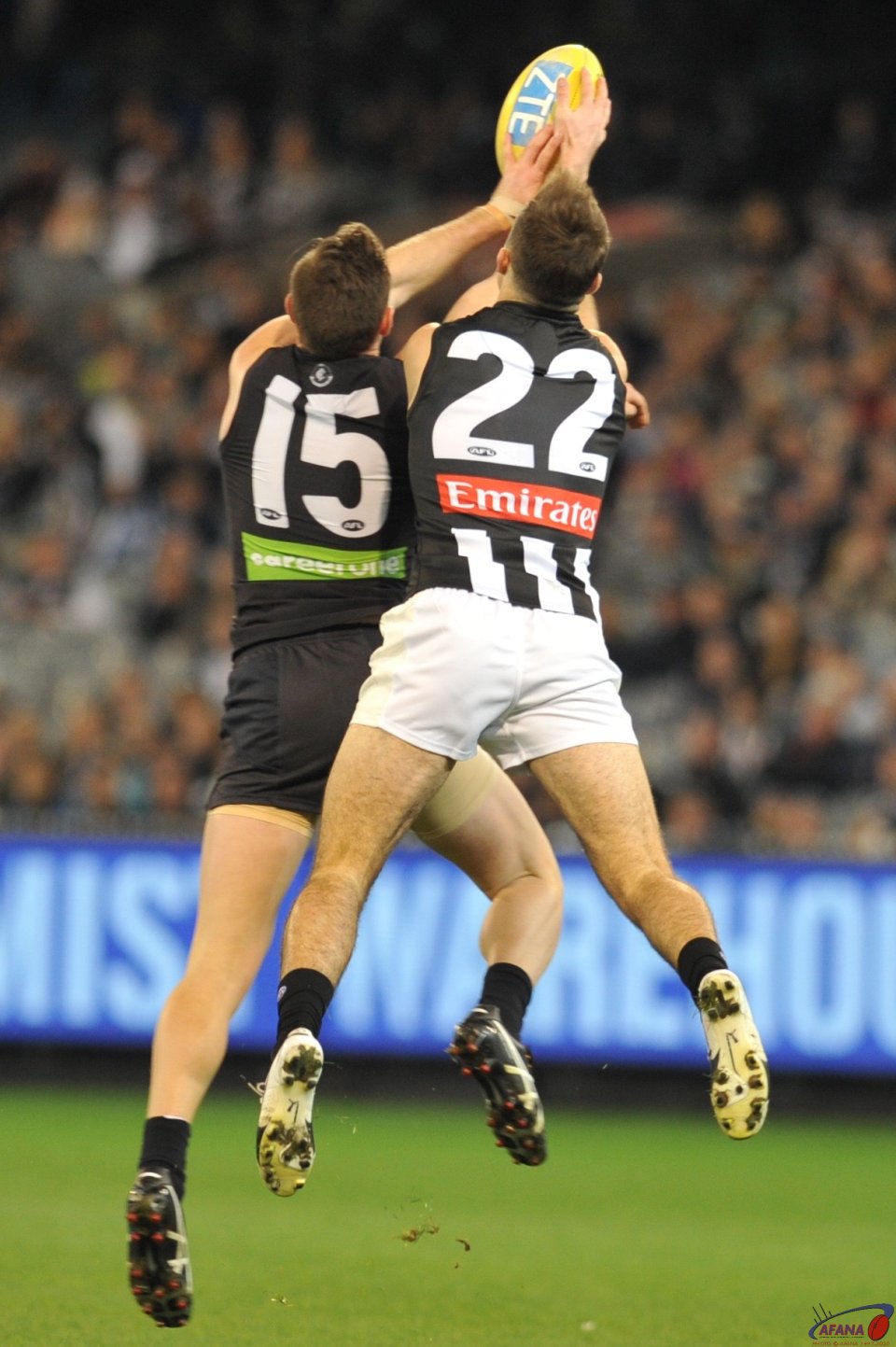 Sam Docherty and Steele Sidebottom contest the high ball
