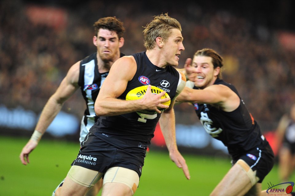 Tom Bell evades a Tyson Goldsack tackle
