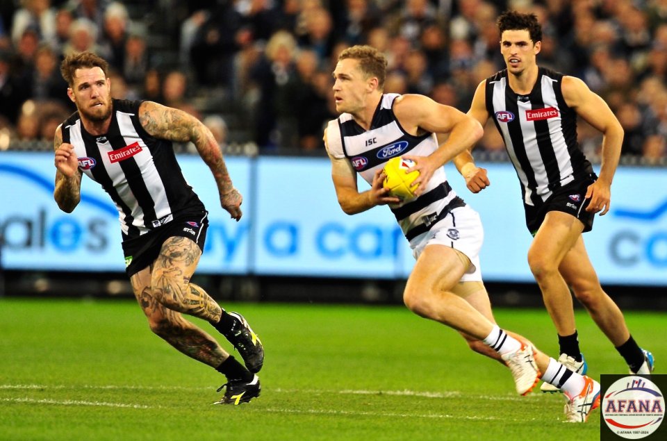 Joel Selwood accelerates away from Pendlebury and Swan