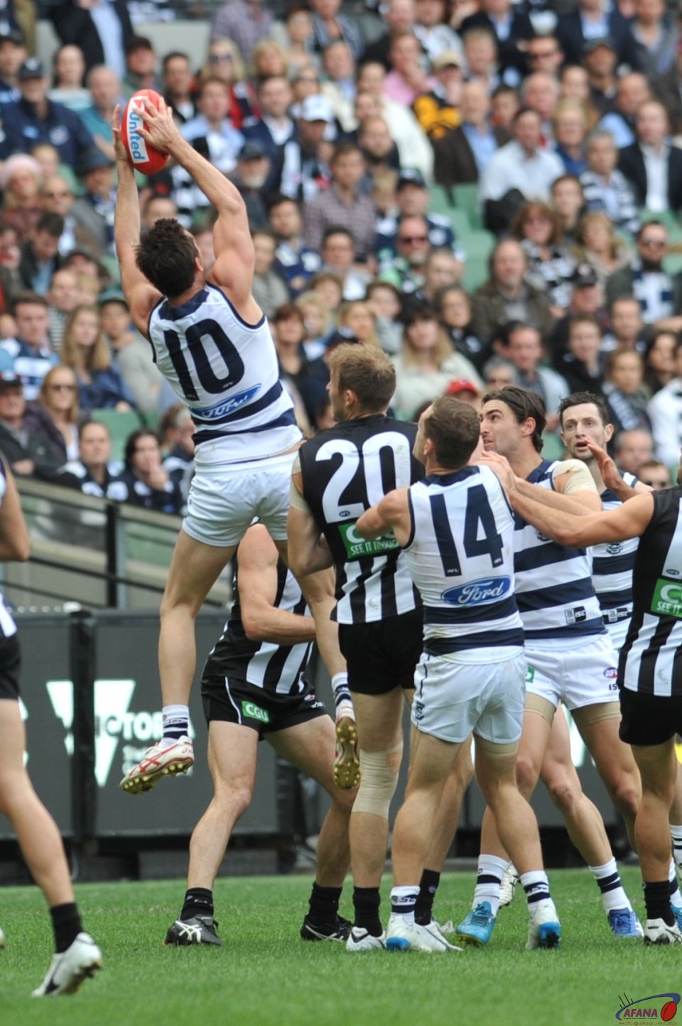 Daniel Menzel takes the mark inside 50 as Selwood (14) and Reid (20) look on