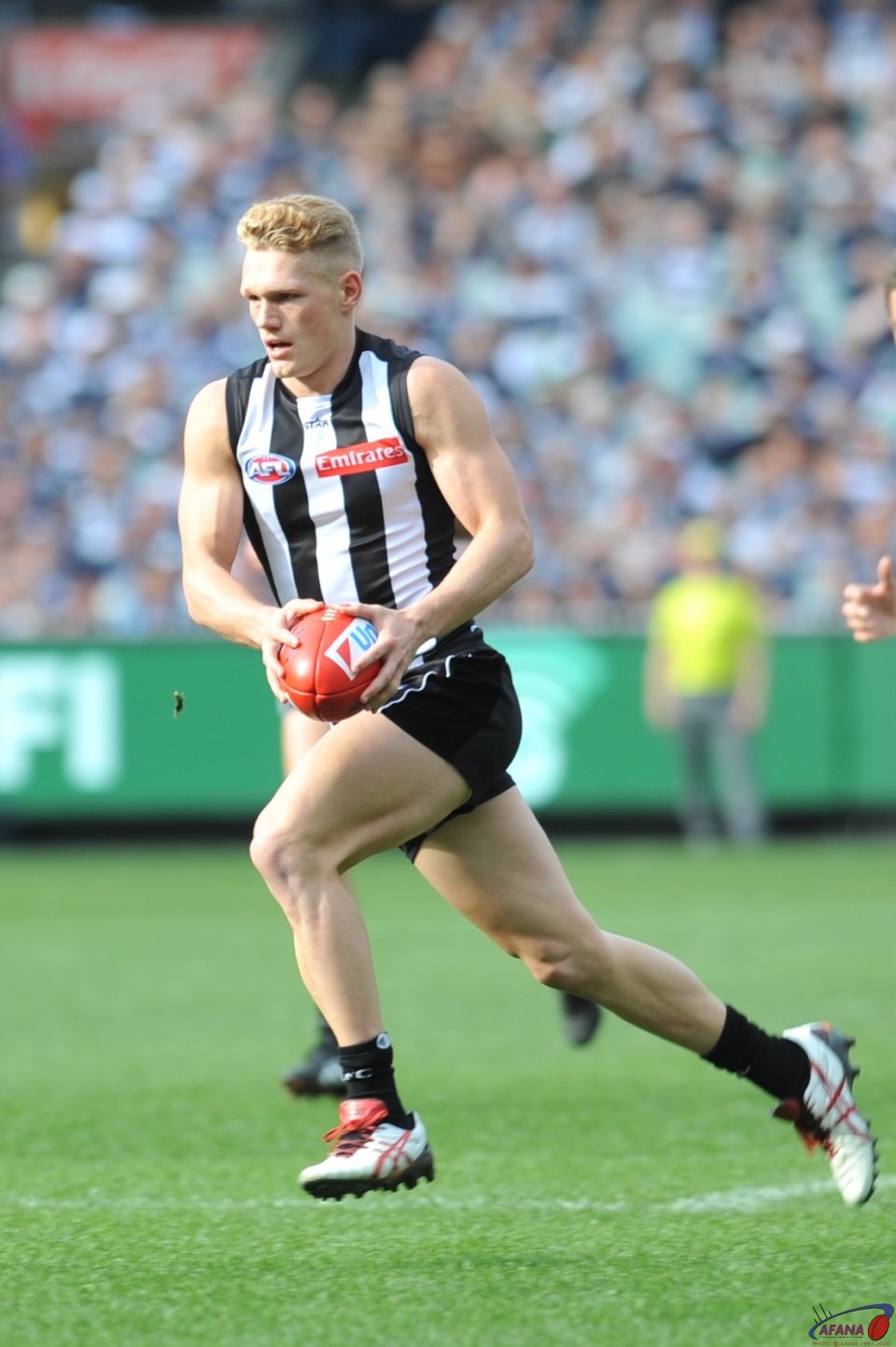 Treloar bursts through the centre and heads for goals