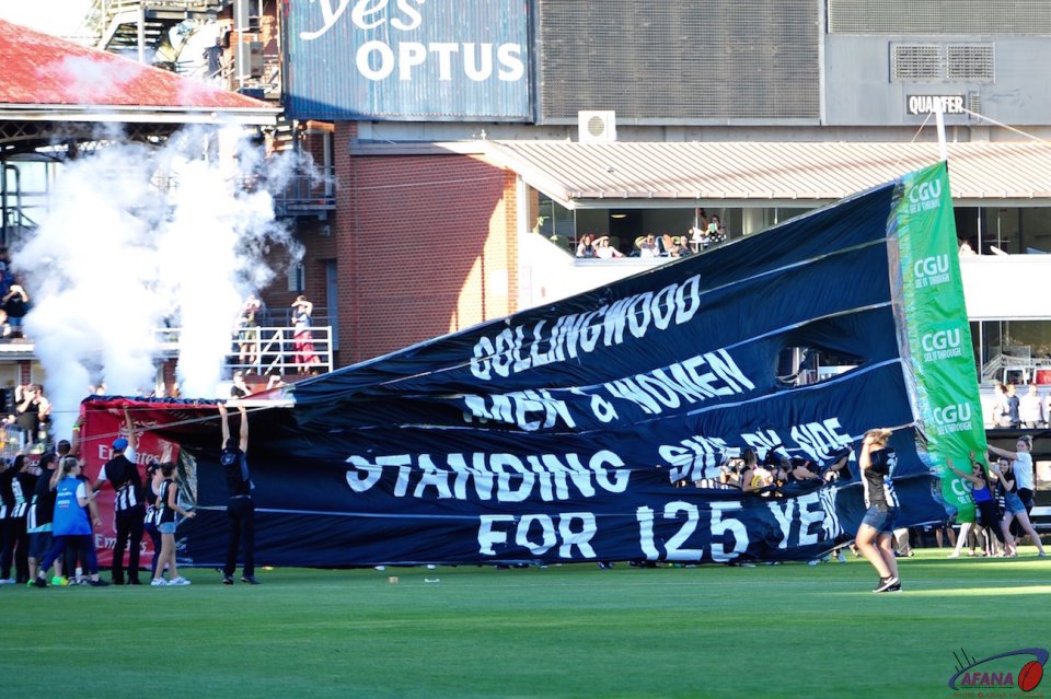 Bad omen for the Pies as the banner collapses 