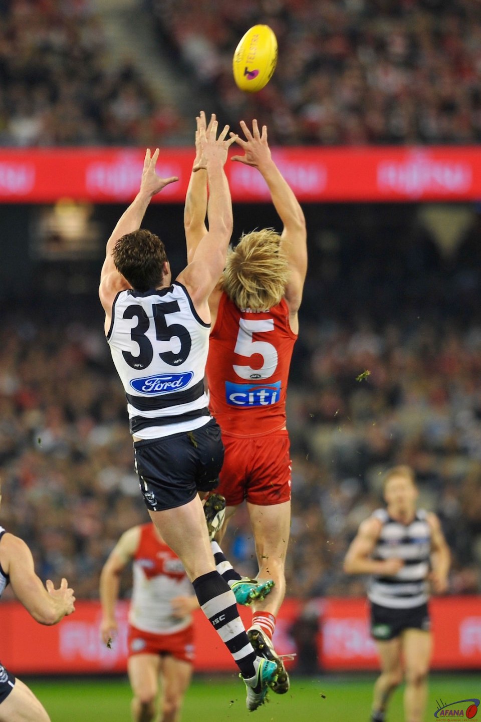 Heeny and Dangerfield fly for the mark