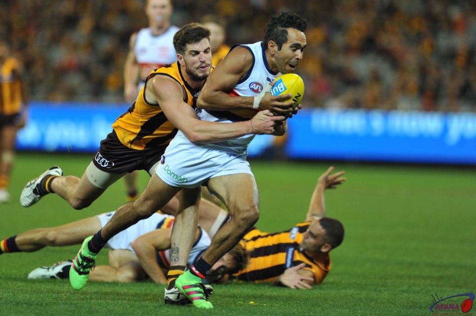 Eddie Betts gathers but is tackled by Ben Stratton