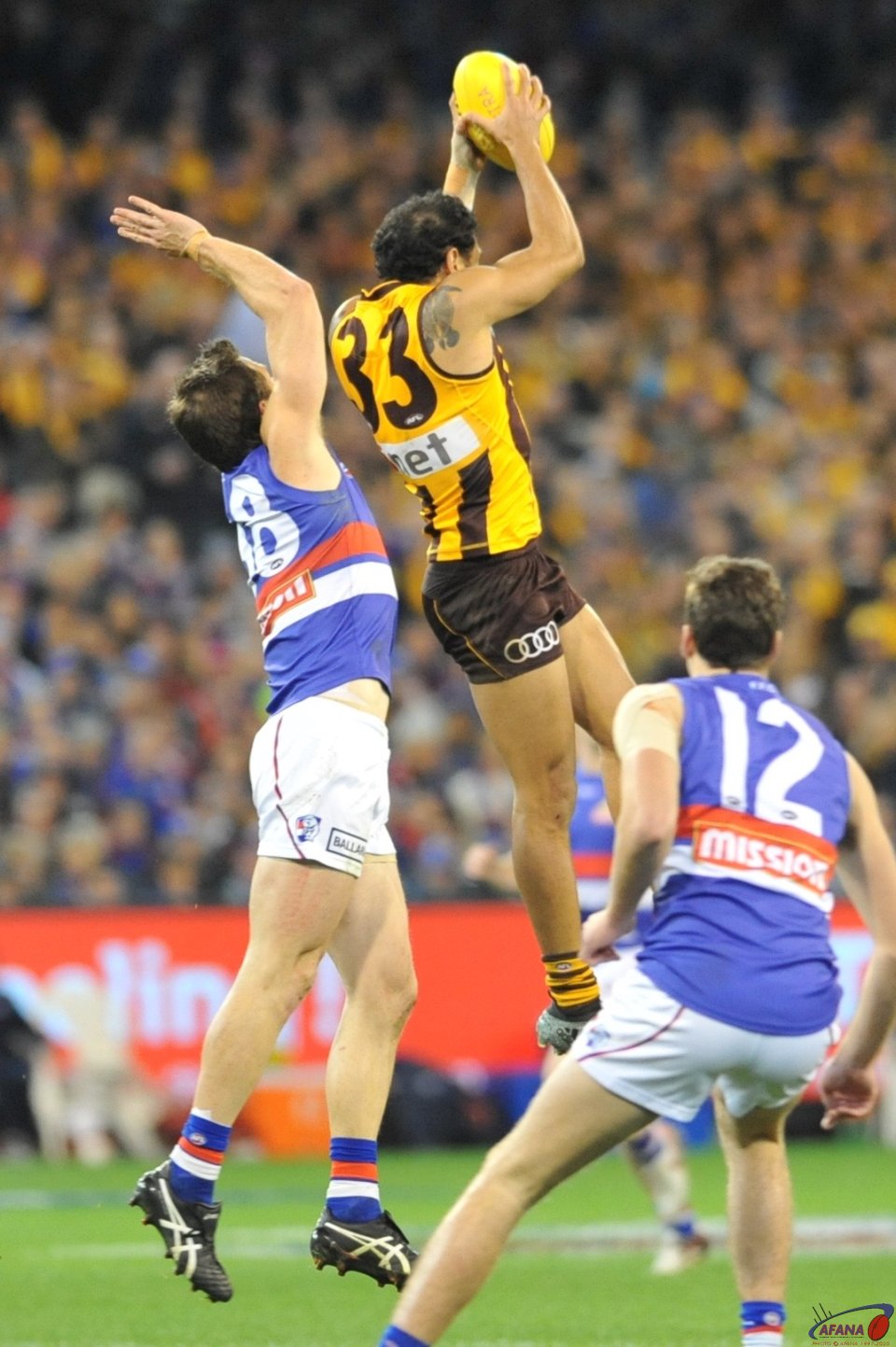 Rioli flies and marks in front of Dale Morris