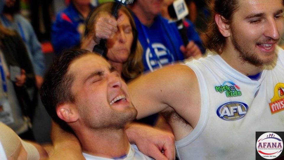 Dahlhaus and Bontempelli belt out the song after the Bulldogs defeated North