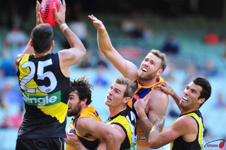 Toby Nankervis (25) takes a strong defensive mark