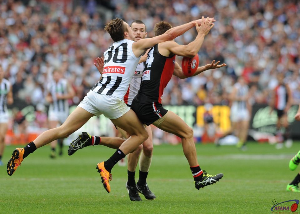 Darcy Moore challnes for the ball as Sean Dempster fumbles