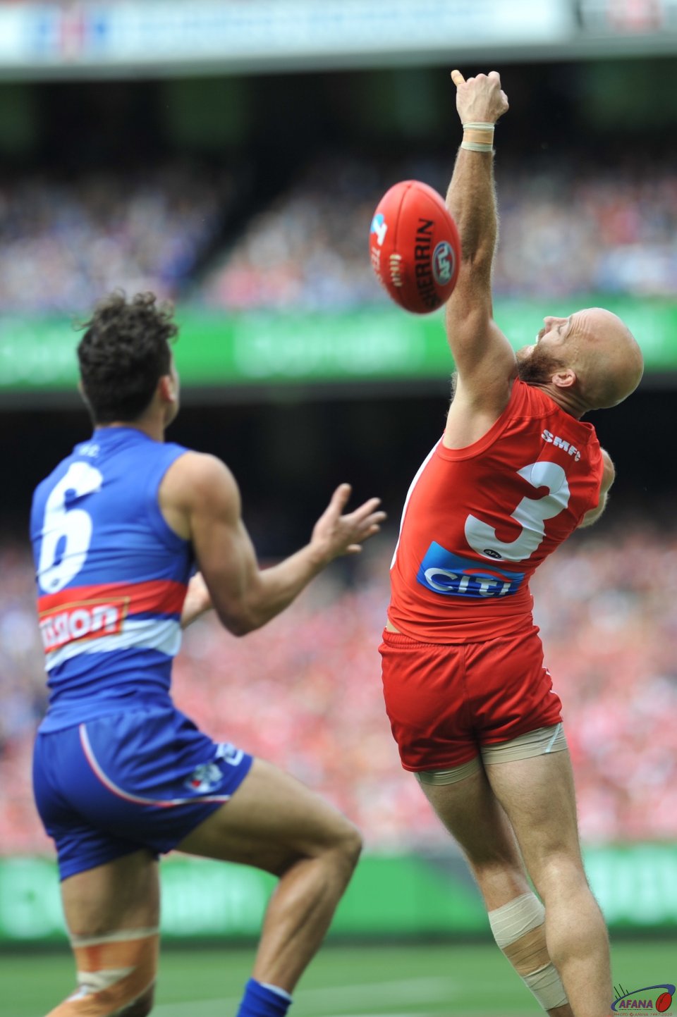 Dahlhaus marks the prefrectly weighted ball as McVeigh is unable to spoil