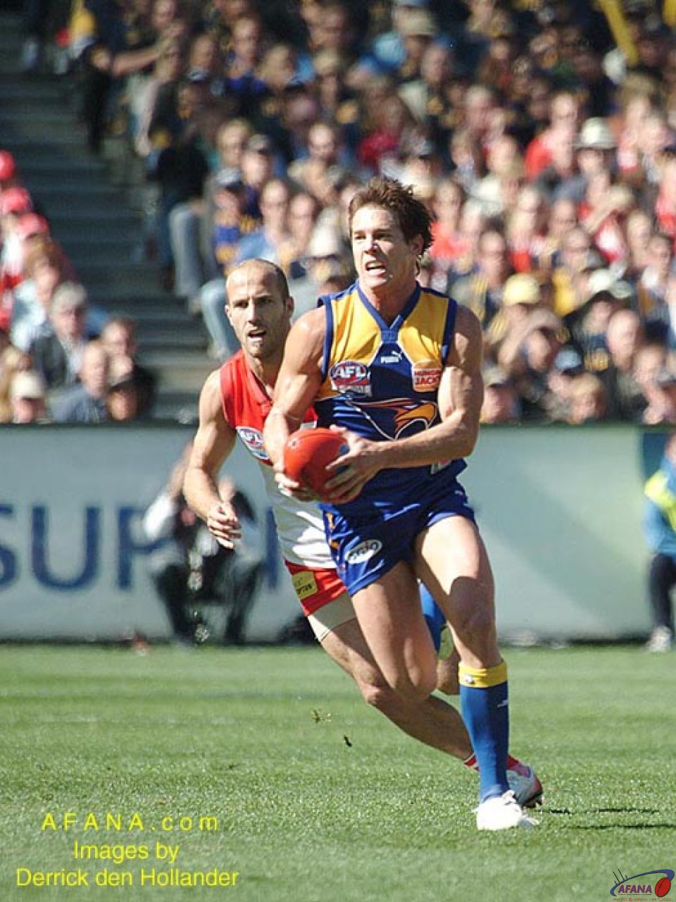 [b]The Eagle's Ben Cousins about to drive the team forward early in the match[/b]