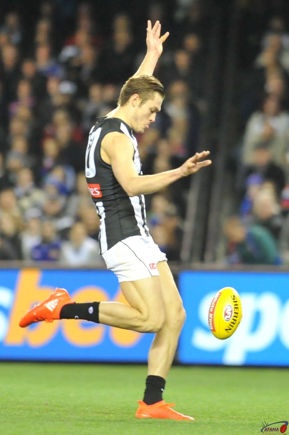 Darcy Moore kicks for goal