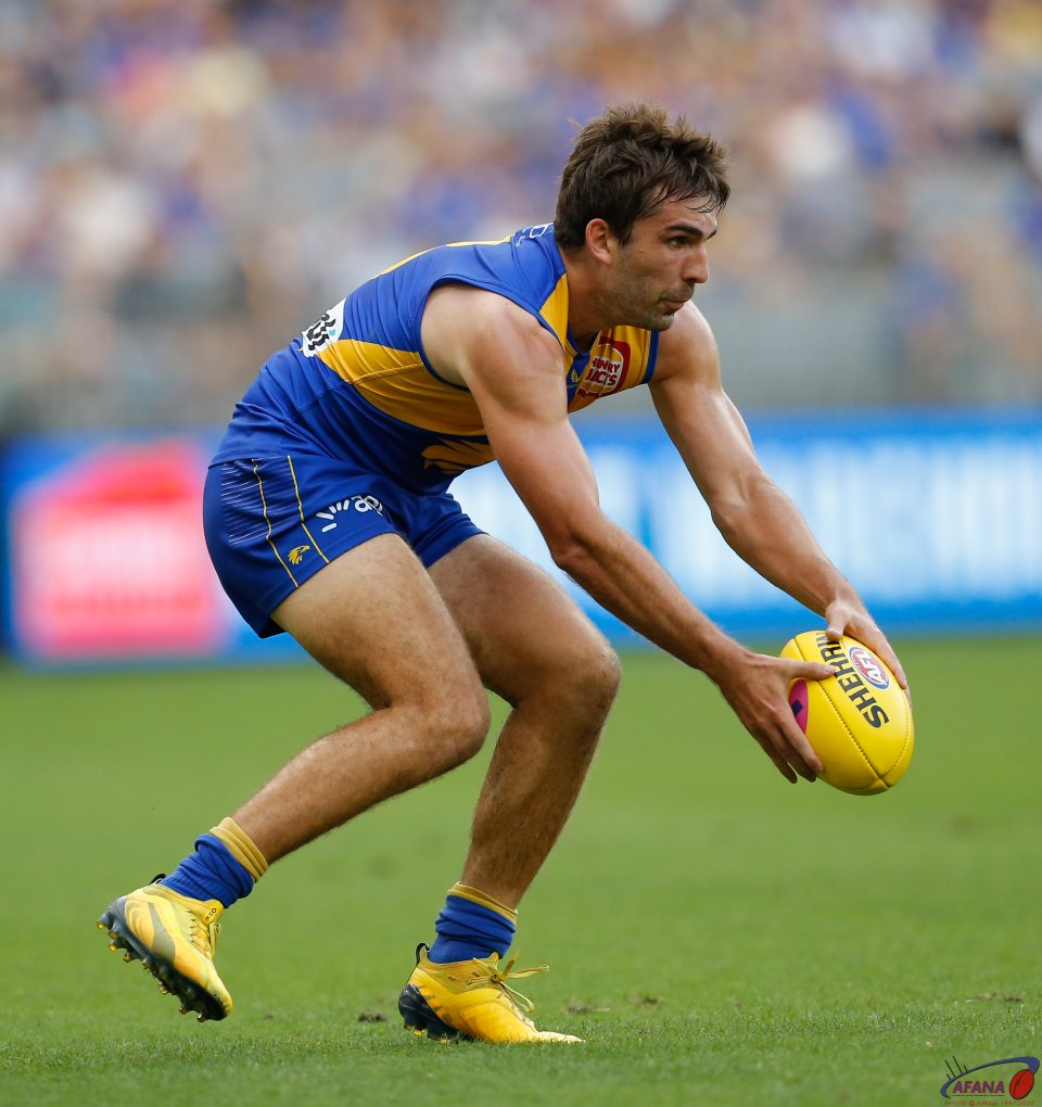 Andrew Gaff collects the loose ball