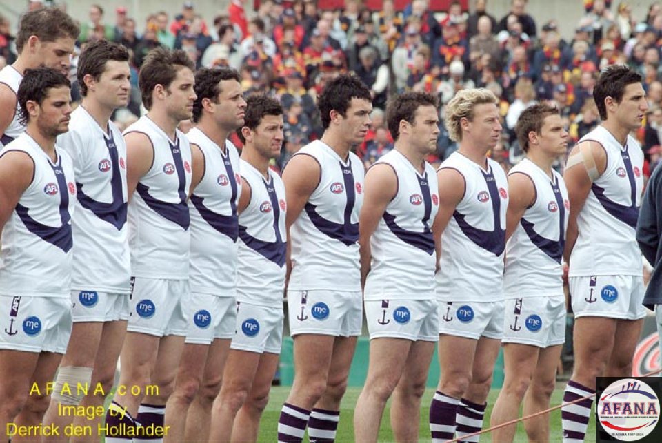 [b]The Fremantle Dockers stand to attention for the commencement of Advance Australia Fair[/b]