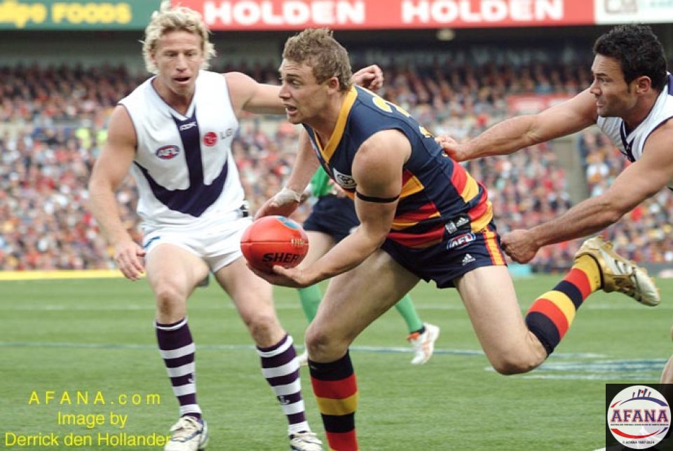 [b]The Crow's Simon Goodwin makes good a handpass under intense pressure from the Dockers defence[/b]