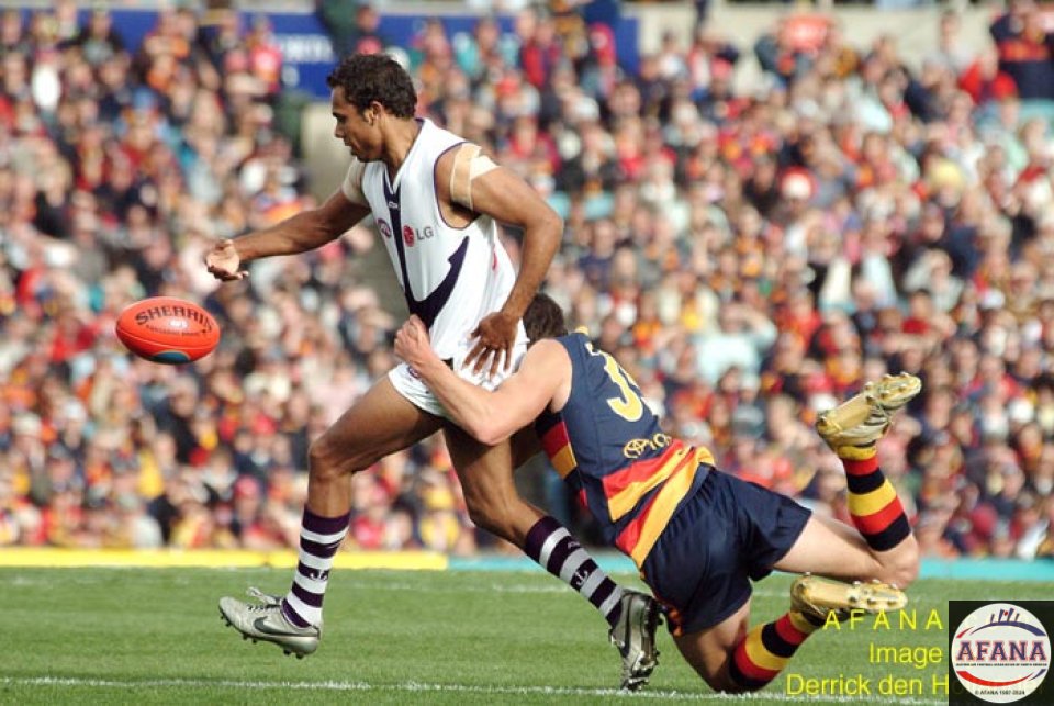 [b]Jeff Farmer is placed under enormous pressure by the Crows defence[/b]