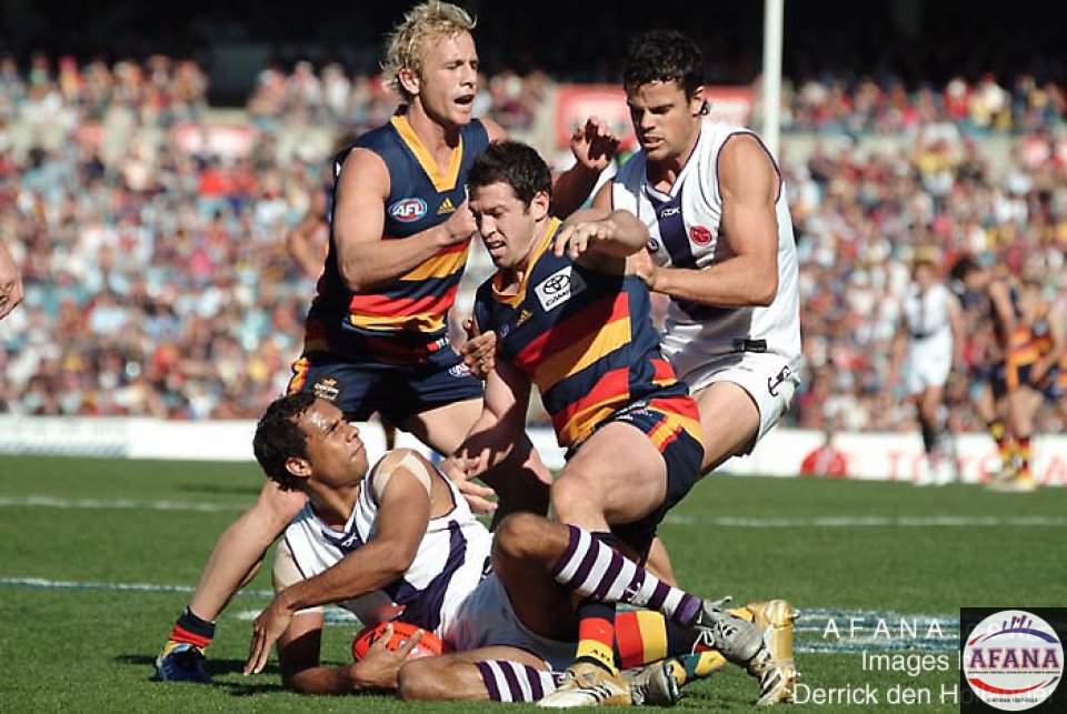 [b]Tempers are frayed during the Fremantle Dockers-v-Adelaide Crows match at AAMI Stadium[/b]