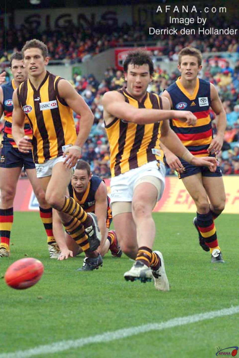 [b]Hawthorn clears along the boundary line from defence against the Crows[/b]