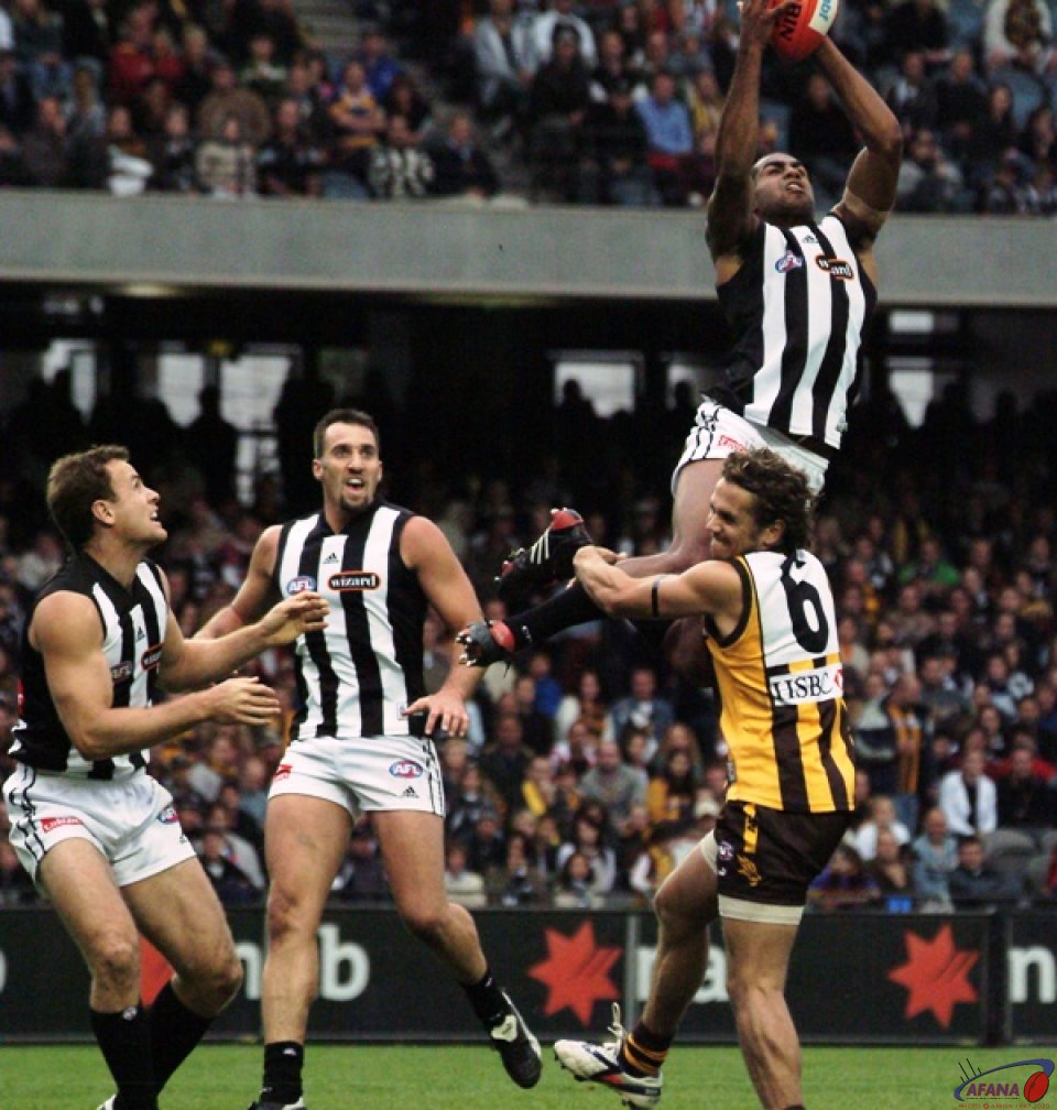 [b]A &quot;screamer&quot; by Collingwood's Nick Davis over Hawthorn, Telstra Dome[/b]