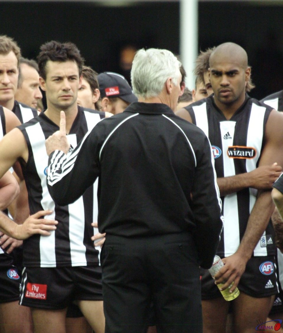 [b]Collingwood coach Mick Malthouse instructs his players at a break in their Kangaroos match[/b]