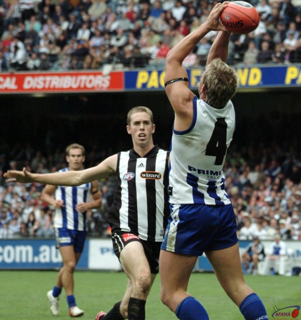 [b]North Melbourne Kangaroos mark in attack against the Collingwood Magpies[/b]