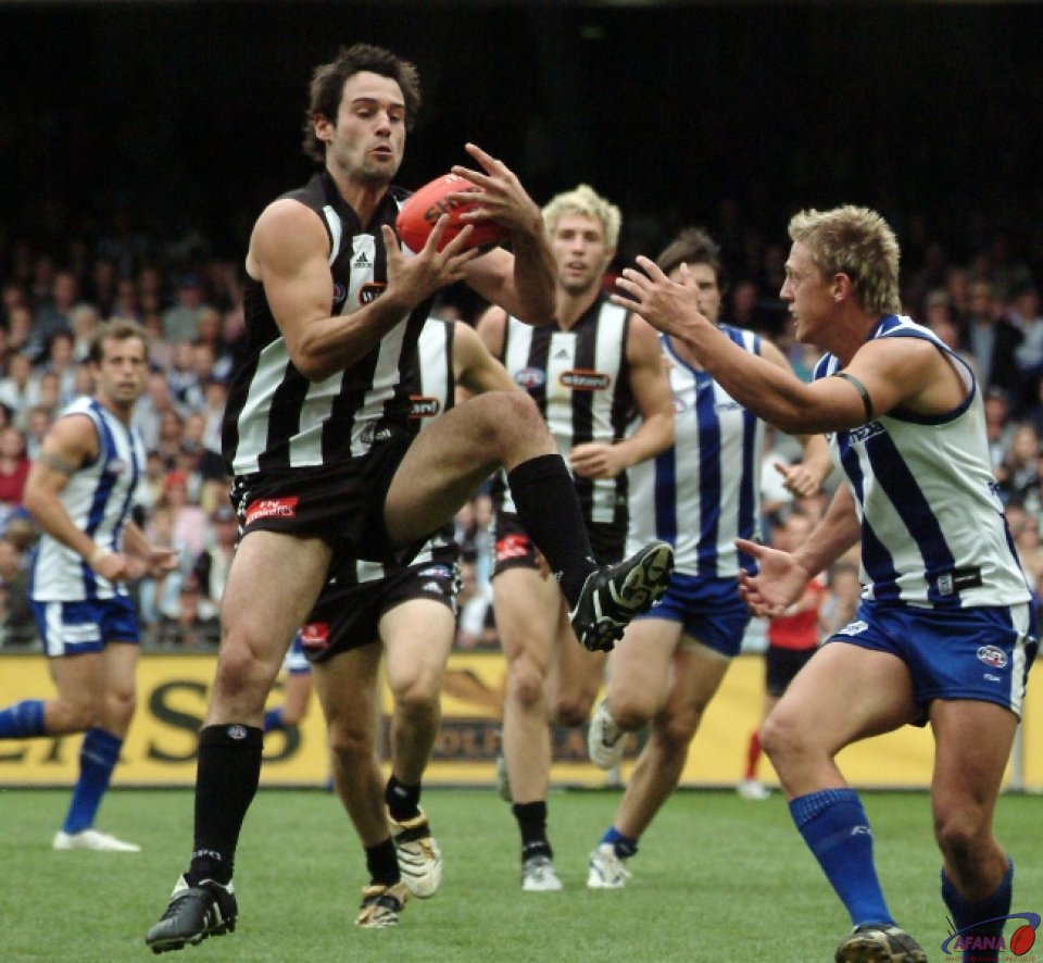 [b]Magpie Alan Didak juggles the football for a mark against North Melbourne[/b]