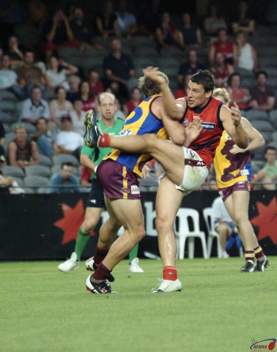 [b]Melbourne forward Russell Robertson snaps an amazing goal under pressure against Brisbane, Telstra Dome[/b]