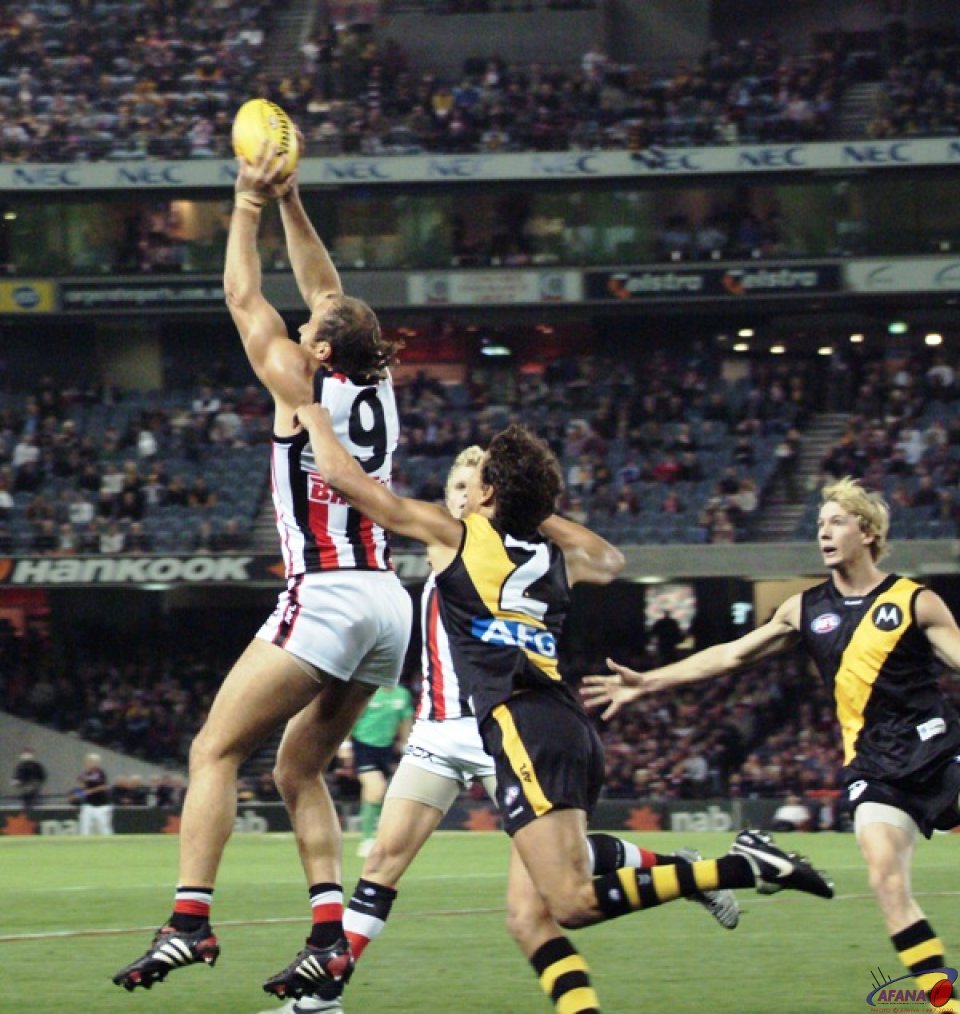 [b]The &quot;G-Train&quot; Fraser Gherig marks strongly in front of his Richmond opponent[/b]