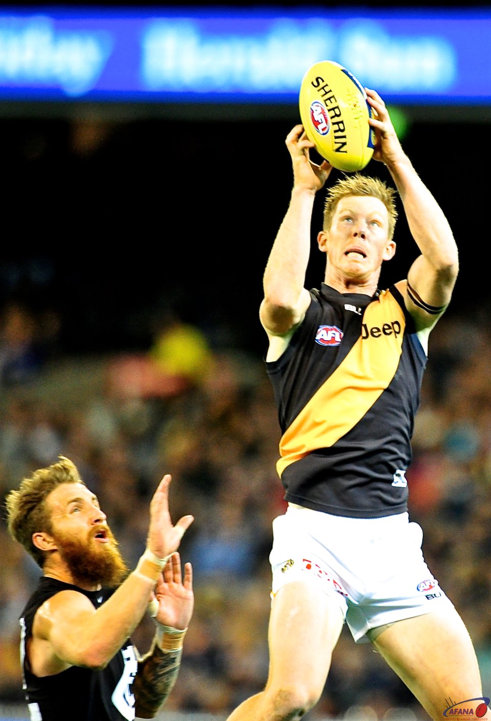 Jumping Jack Riewoldt marks
