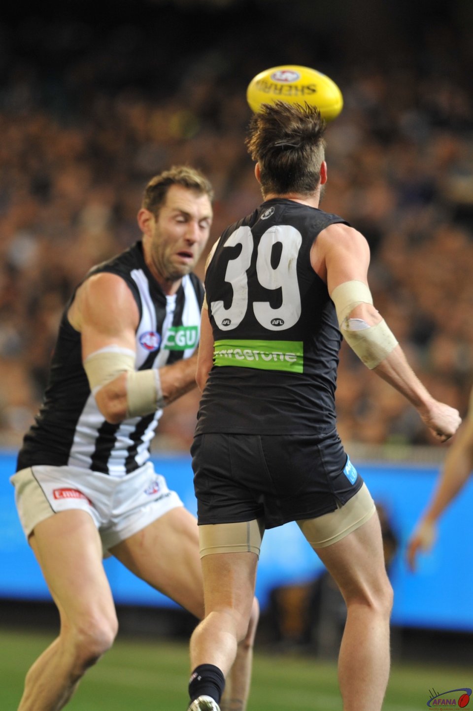 Cloke and Thomas contest the bouncing all
