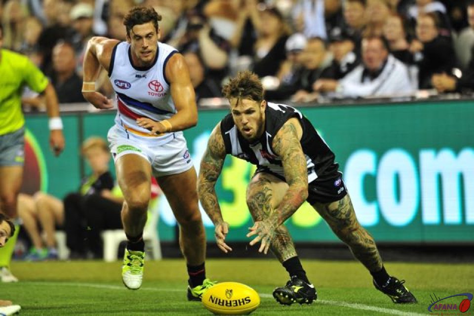 Dane Swan is chased by Kyle Hartigan