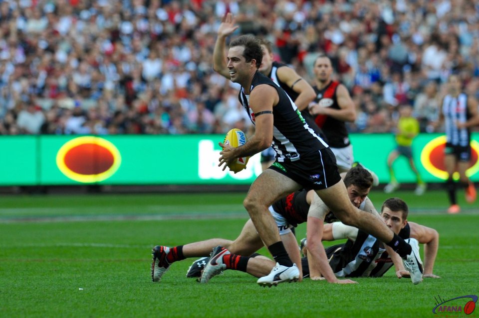 Steele Sidebottom receives the ball from Mason Cox