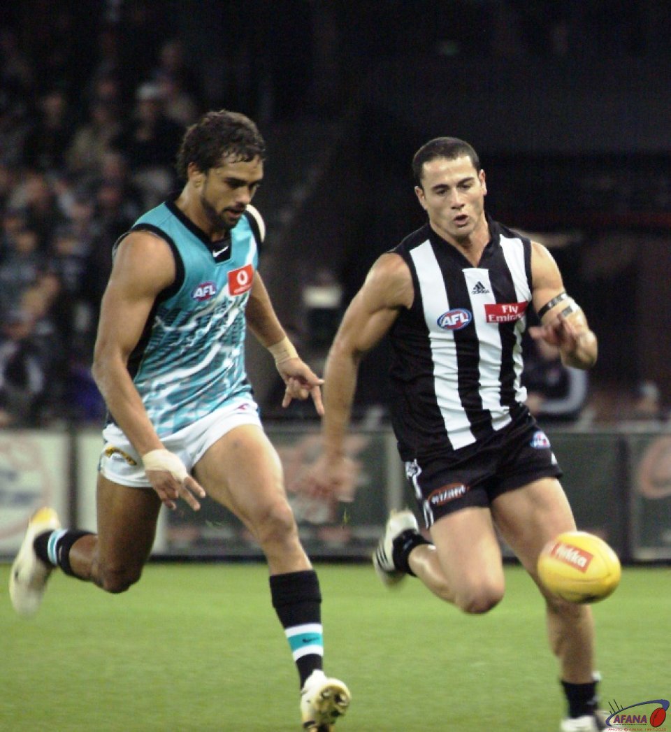 [b]Port Adelaide and Collingwood sprint for posession at Telstra Dome[/b]