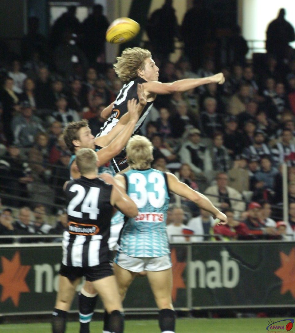 [b]Rookie Dale Thomas attempts to spil in defence for the Collingwood Magpies[/b]