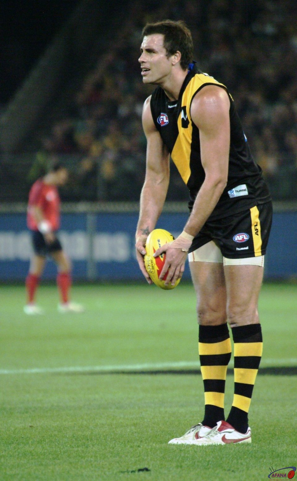[b]Matthew Richardson of the Richmond Tigers lines up for an attempt on goal[/b]