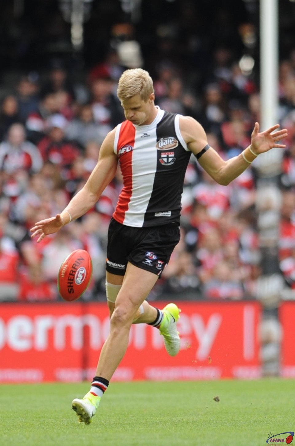 Nick Reiwoldt centres the ball