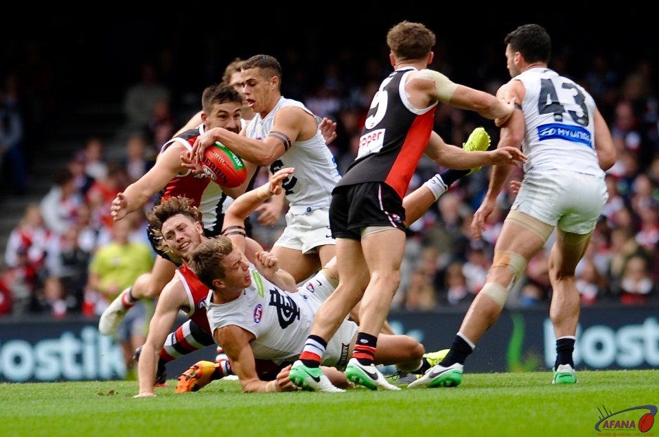 St Kilda defend and the Blues attack