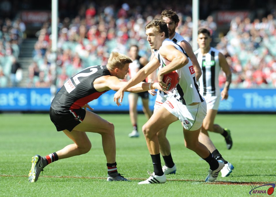 Nick Reiwoldt playing game 301 just misses the tackle onBen Sinclair