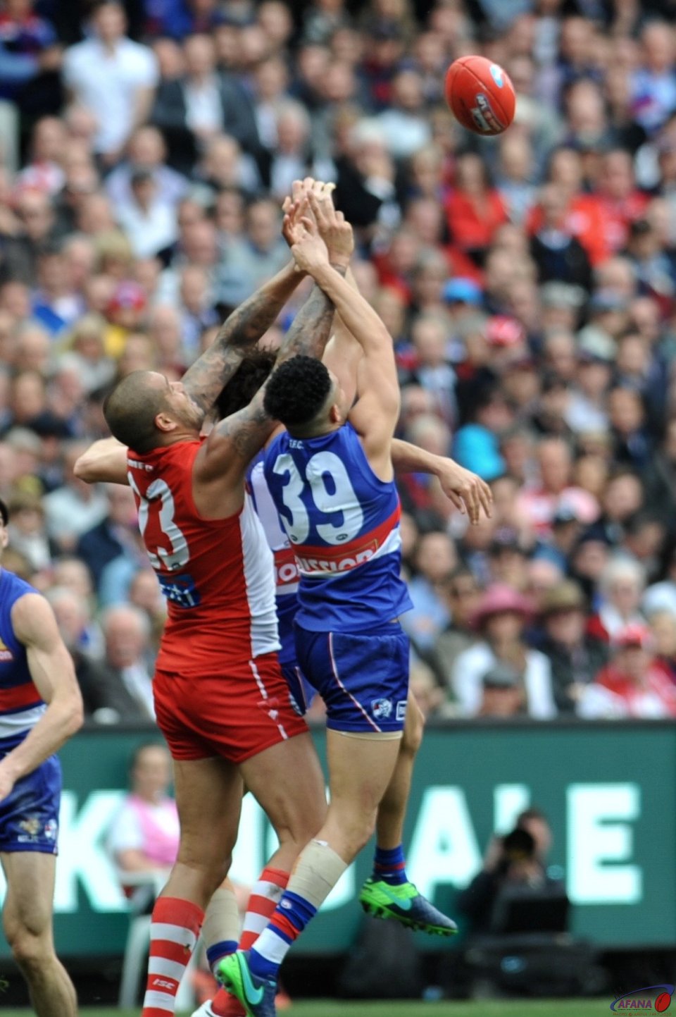 Johannisen defends and Franklin attacks as the Swans bomb the ball into their forward 50 