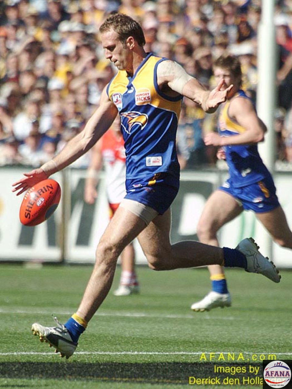 [b]West Coast Eagles captain and former Brownlow Medallist Chris Judd about to deliver a kicked pass[/b]
