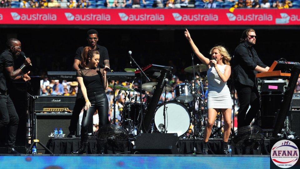 Ellie Goulding and band