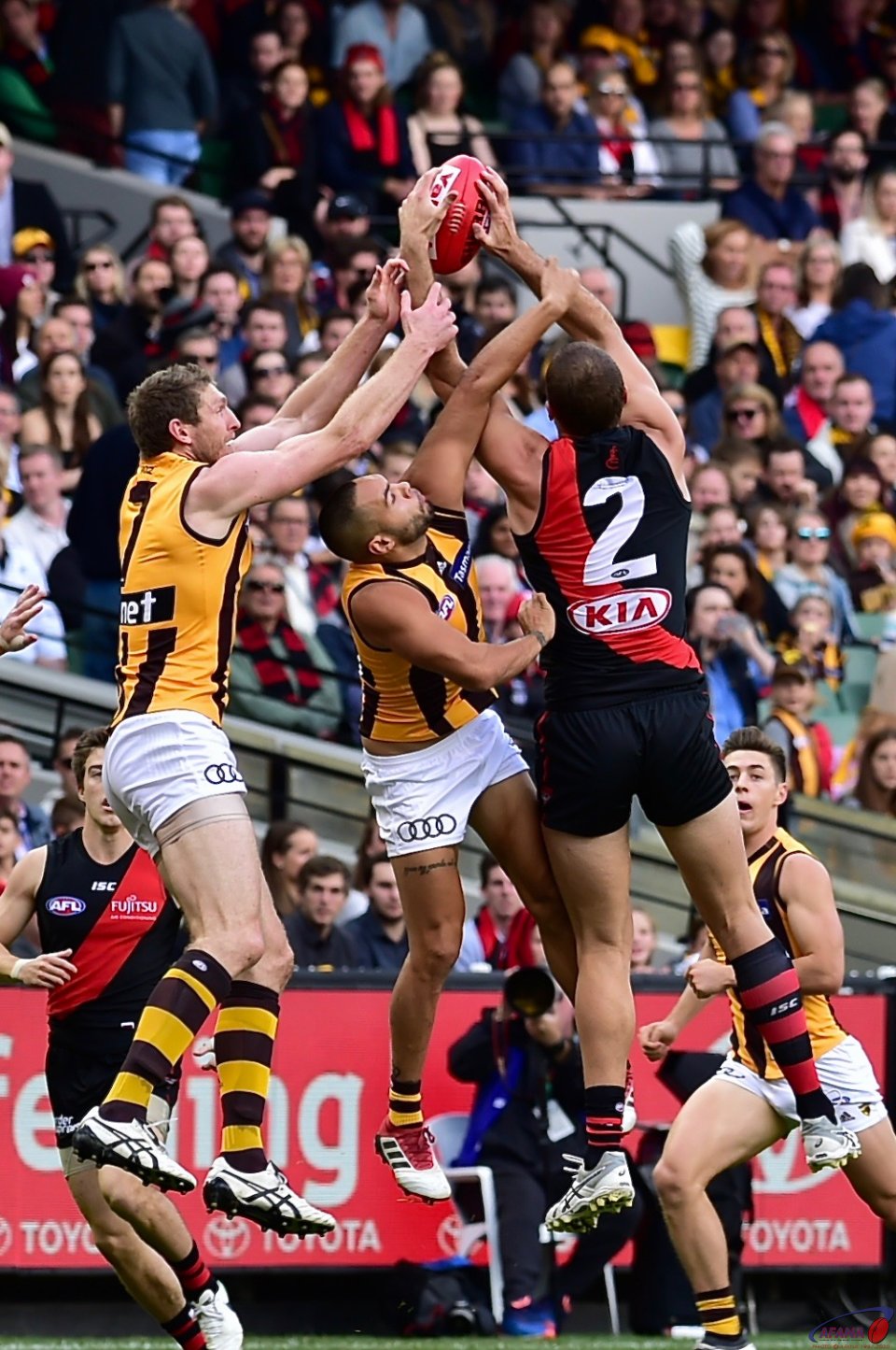 Tom Bellchambers takes a strong grab against Jarman Impey and Ben McEvoy